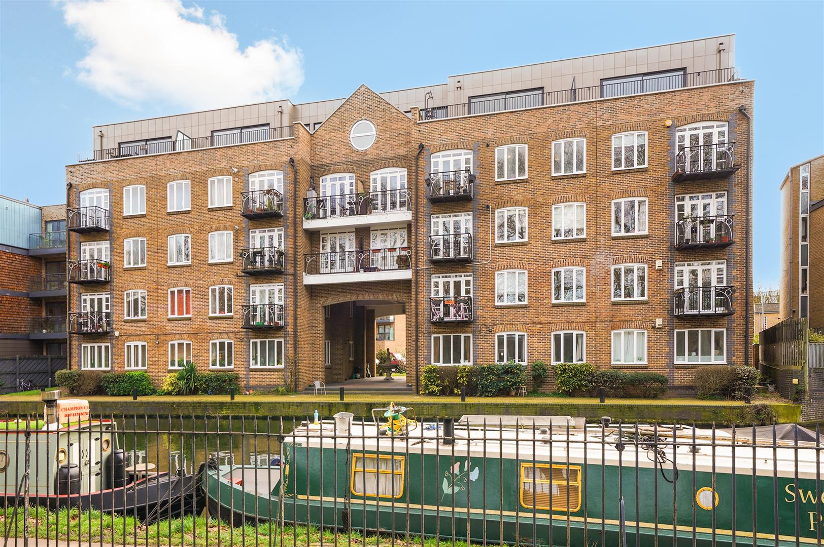 1 bed property in Empire Wharf, Victoria Park